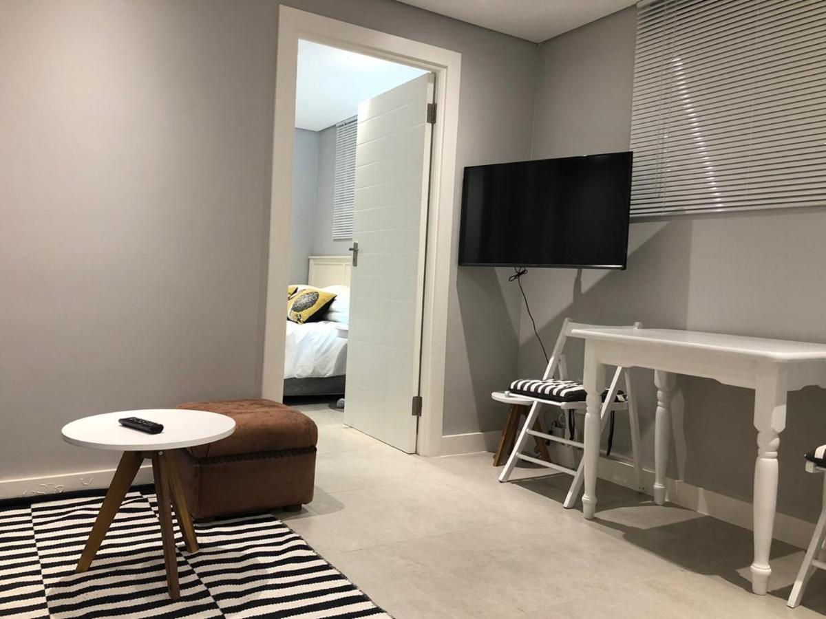Private Bachelor Pad In Sea Point Apartment Cape Town Luaran gambar